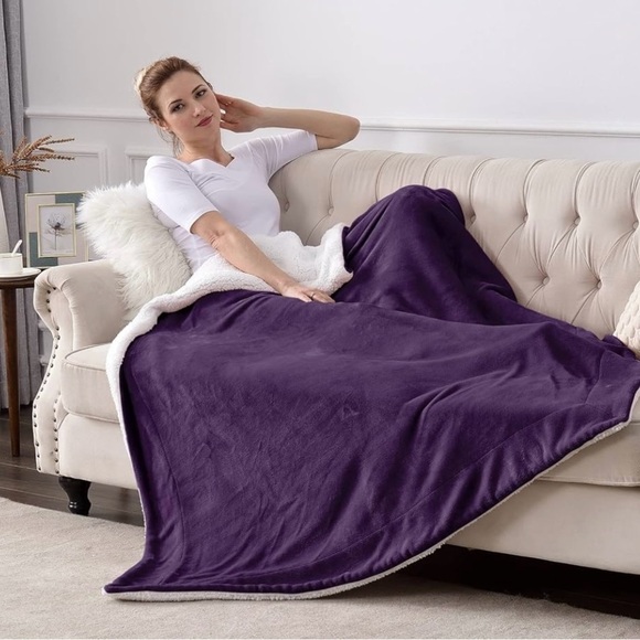 Luxurious Purple Sherpa Fleece Blanket - Picture 5 of 5